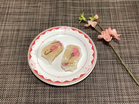 皿, 食品, テーブル, ケーキ が含まれている画像
AI によって生成されたコンテンツは間違っている可能性があります。