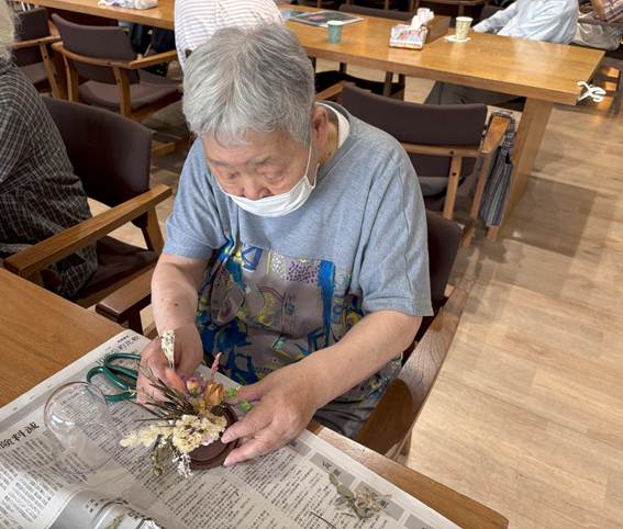 人, テーブル, 屋内, 座る が含まれている画像
AI 生成コンテンツは誤りを含む可能性があります。
