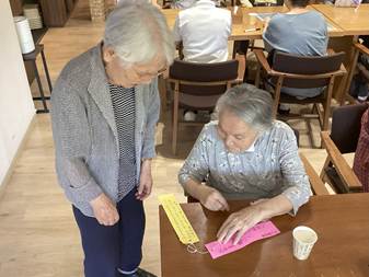 テーブル, 人, 屋内, 座る が含まれている画像
AI 生成コンテンツは誤りを含む可能性があります。