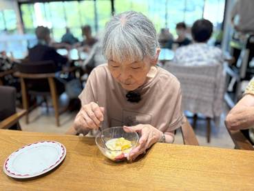 テーブルで食事をする少年
AI 生成コンテンツは誤りを含む可能性があります。
