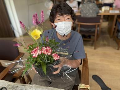 テーブル, 屋内, 花, 人 が含まれている画像
AI 生成コンテンツは誤りを含む可能性があります。