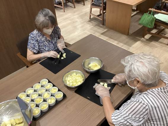 テーブルで食事をしている人達
AI 生成コンテンツは誤りを含む可能性があります。