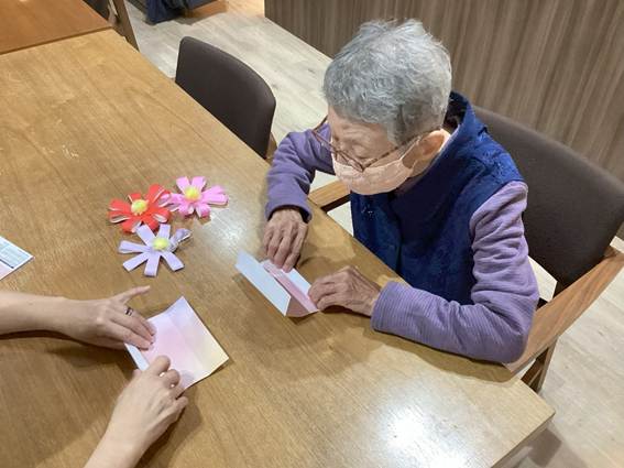 テーブル, 屋内, 座る, 人 が含まれている画像
AI 生成コンテンツは誤りを含む可能性があります。