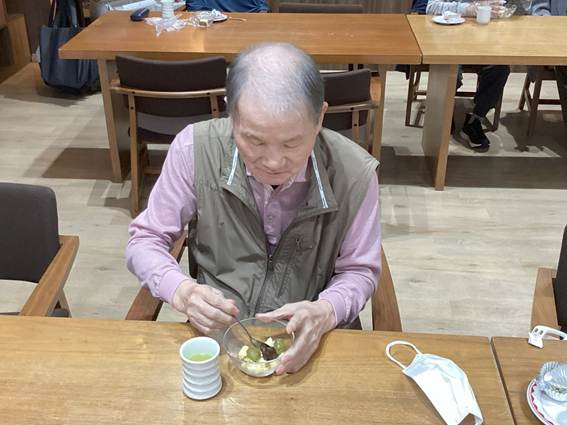 木製のテーブルに座っている男性

AI 生成コンテンツは誤りを含む可能性があります。