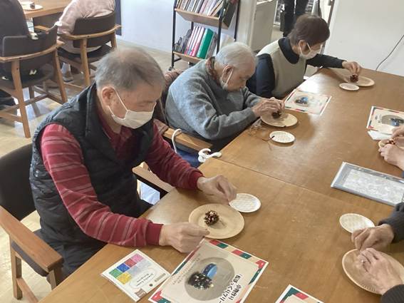 テーブル, 人, 屋内, 座る が含まれている画像
AI 生成コンテンツは誤りを含む可能性があります。