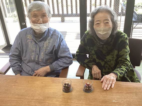 人, 屋外, 窓, テーブル が含まれている画像
AI 生成コンテンツは誤りを含む可能性があります。