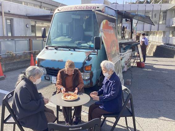 屋外, 人, 建物, 座る が含まれている画像

AI 生成コンテンツは誤りを含む可能性があります。