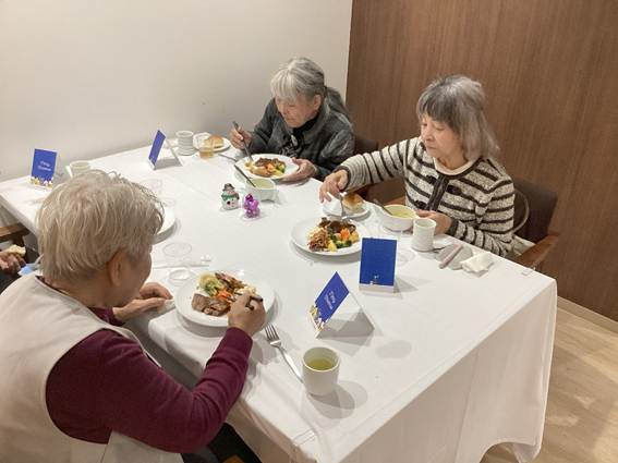 テーブルで食事をしている人達

AI 生成コンテンツは誤りを含む可能性があります。