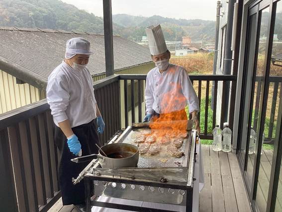 フェンス, 人, 屋外, 男 が含まれている画像

AI 生成コンテンツは誤りを含む可能性があります。