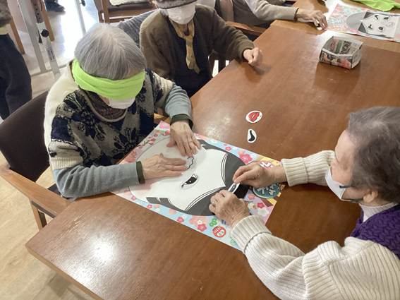 人, テーブル, 屋内, 座る が含まれている画像
AI 生成コンテンツは誤りを含む可能性があります。