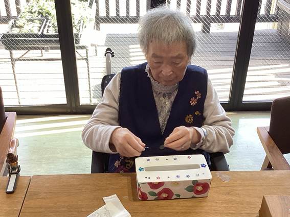 テーブル, 人, 窓, 座る が含まれている画像
AI 生成コンテンツは誤りを含む可能性があります。