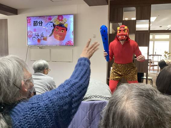 人, 屋内, 男, 立つ が含まれている画像
AI 生成コンテンツは誤りを含む可能性があります。