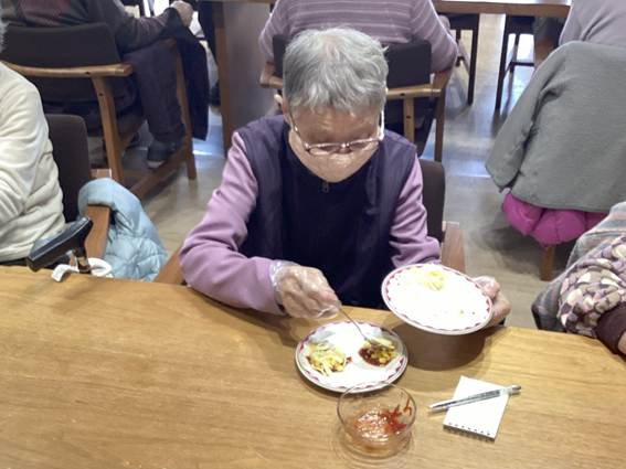 テーブルで食事をしている子供
AI 生成コンテンツは誤りを含む可能性があります。