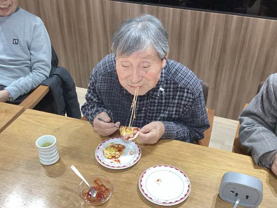 テーブルで食事をしている男性
AI 生成コンテンツは誤りを含む可能性があります。